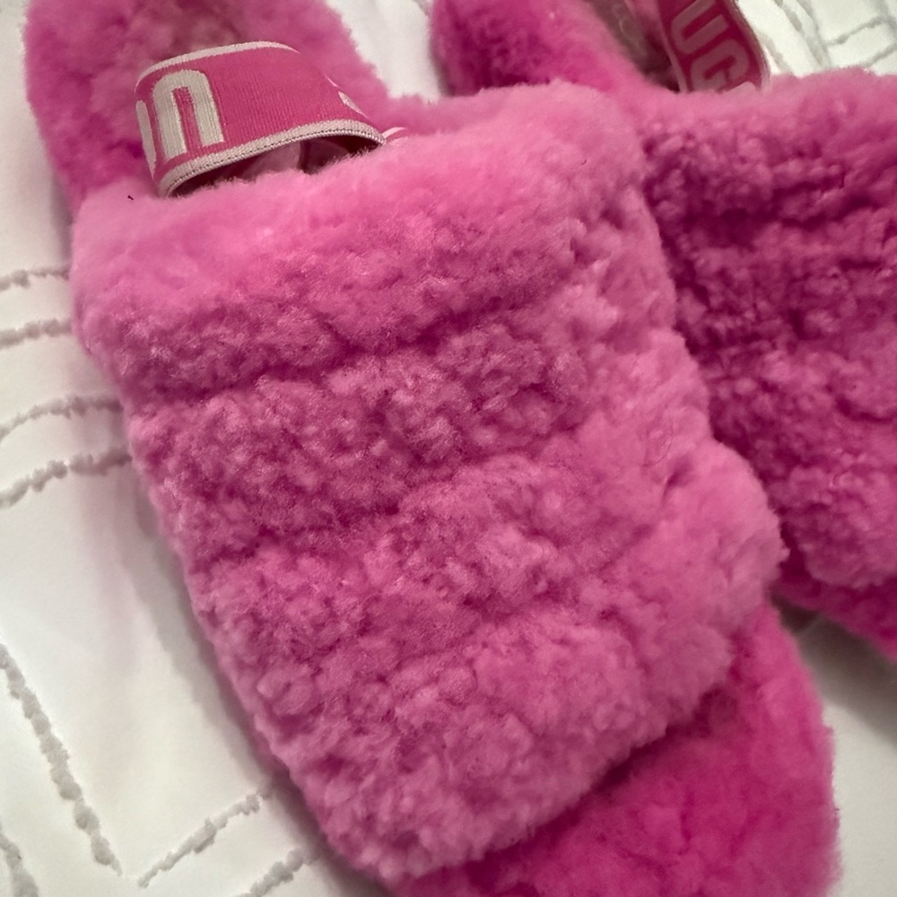 ✨️UGG Pink Fluffy Sandals✨️ - Picture 4 of 9